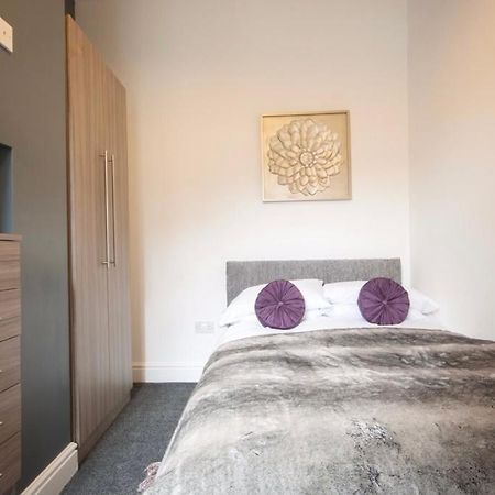 Centralized Private 4 Bedroom House At Hanley With Free Parking Etruria Экстерьер фото