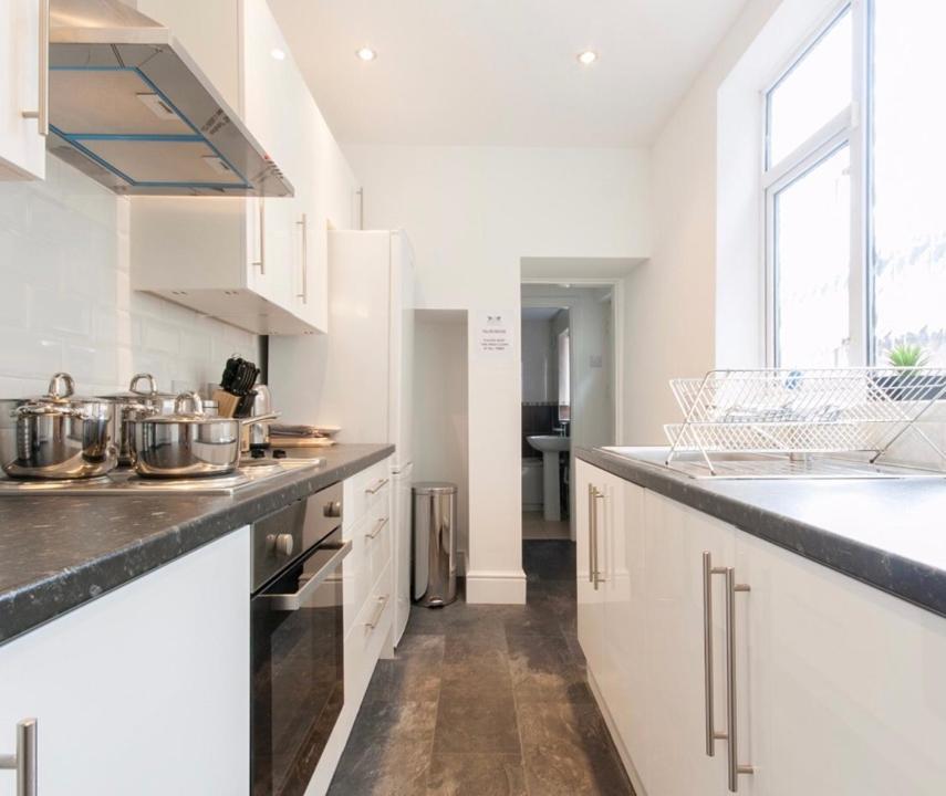 Centralized Private 4 Bedroom House At Hanley With Free Parking Etruria Экстерьер фото